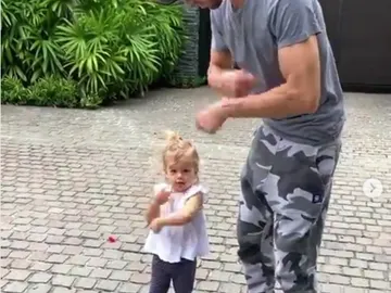 Enrique Iglesias bailando junto a su hija Enrique Iglesias bailando junto a su hija