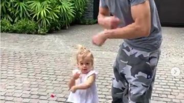 Enrique Iglesias bailando junto a su hija