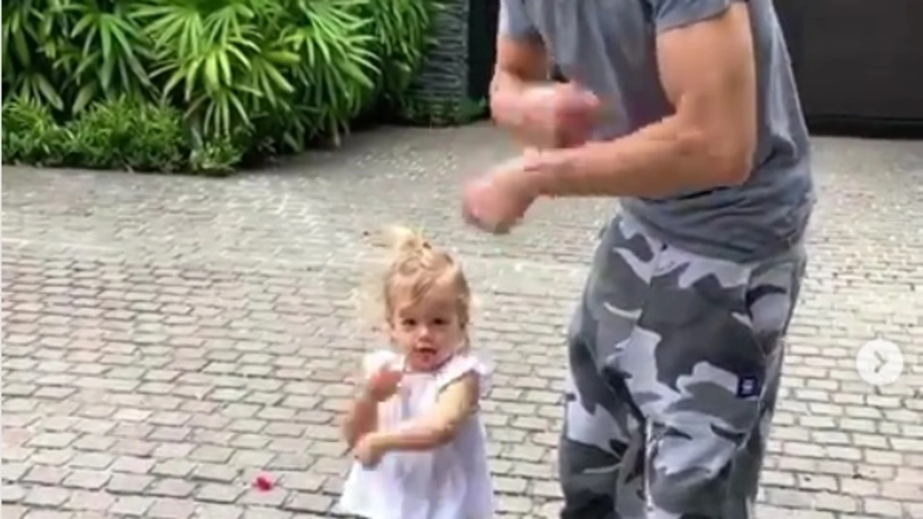 Enrique Iglesias bailando junto a su hija Enrique Iglesias bailando junto a su hija