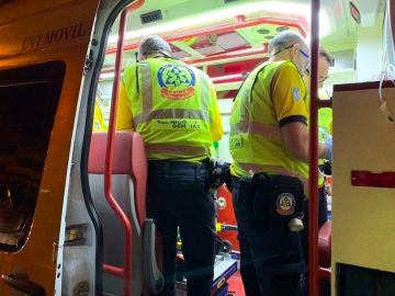 Los equipos de emergencias atienden al joven Los equipos de emergencias atienden al joven