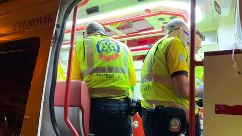 Los equipos de emergencias atienden al joven Los equipos de emergencias atienden al joven