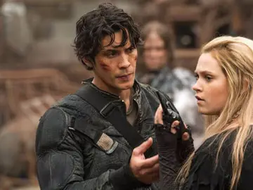 Bob Morley y Eliza Taylor como Bellamy y Clarke en 'Los 100' Bob Morley y Eliza Taylor como Bellamy y Clarke en 'Los 100'