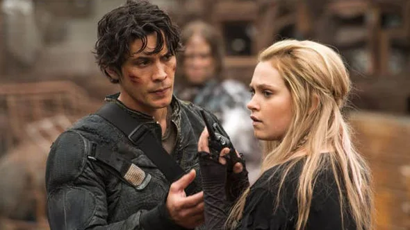 Bob Morley y Eliza Taylor como Bellamy y Clarke en 'Los 100' Bob Morley y Eliza Taylor como Bellamy y Clarke en 'Los 100'