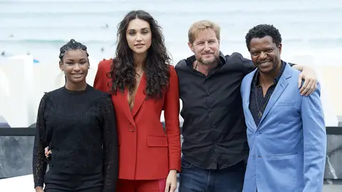 El equipo de la película 'Pacificado', con el director Paxton Winters a la cabeza, en el photocall del Festival de San Sebastián El protagonista de la cinta es el actor Bukassa Kabengele