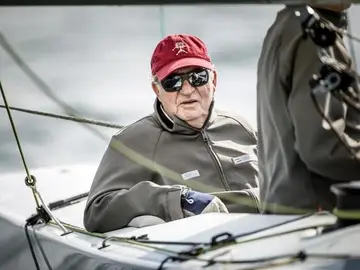 El Rey Juan Carlos en una de las regatas de Sanxenxo en una imagen de archivo El Rey Juan Carlos en una de las regatas de Sanxenxo en una imagen de archivo