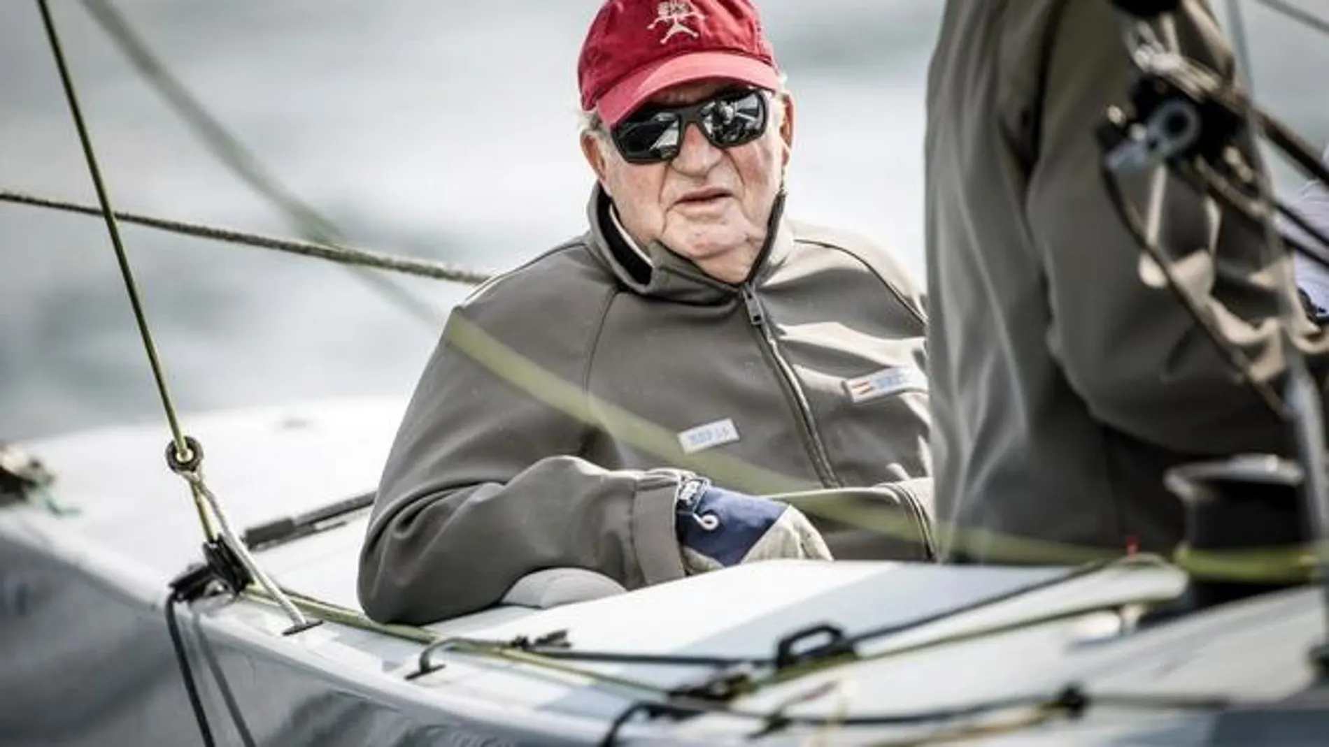 El Rey Juan Carlos en una de las regatas de Sanxenxo en una imagen de archivo El Rey Juan Carlos en una de las regatas de Sanxenxo en una imagen de archivo