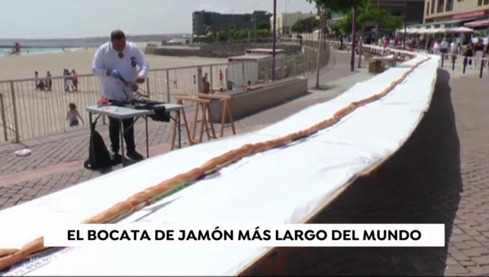 Medio centenar de cortadores de jamón elaboran el bocadillo más grande del mundo en Fuerteventura
