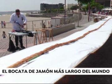 Medio centenar de cortadores de jamón elaboran el bocadillo más grande del mundo en Fuerteventura