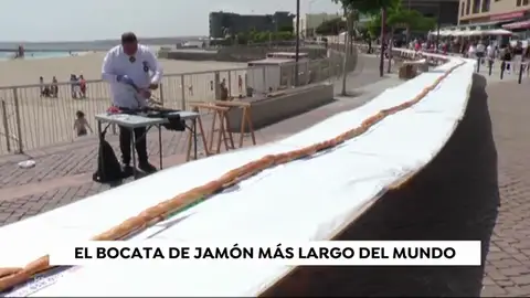 Medio centenar de cortadores de jamón elaboran el bocadillo más grande del mundo en Fuerteventura Medio centenar de cortadores de jamón elaboran el bocadillo más grande del mundo en Fuerteventura