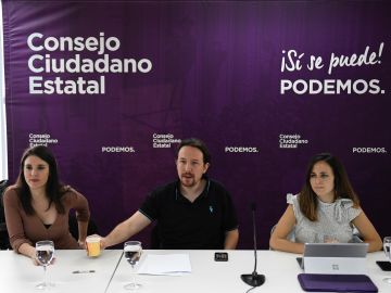 El secretario general de Podemos, Pablo Iglesias, la portavoz parlamentaria, Irene Montero (i), y la portavoz del partido, Noelia Vera