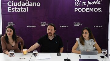 El secretario general de Podemos, Pablo Iglesias, la portavoz parlamentaria, Irene Montero (i), y la portavoz del partido, Noelia Vera