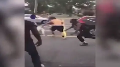 Detenidos varios jóvenes por la muerte a puñaladas de otro joven que fue grabada en vídeo Detenidos varios jóvenes por la muerte a puñaladas de otro joven que fue grabada en vídeo