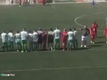 Los jugadores de un partido de tercera infantil detienen el juego en protesta por una pelea entre padres