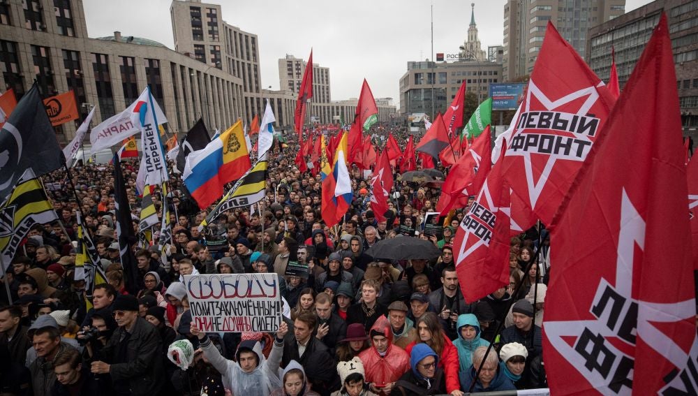 Multitudinaria protesta antigubernamental en Moscú