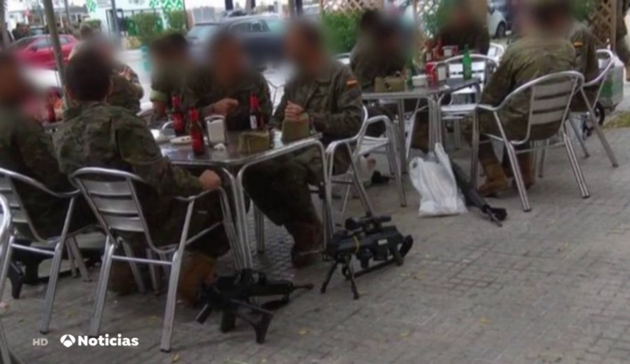 La fotografía de unos legionarios tomando cervezas con sus armas revoluciona las redes La fotografía de unos legionarios tomando cervezas con sus armas revoluciona las redes