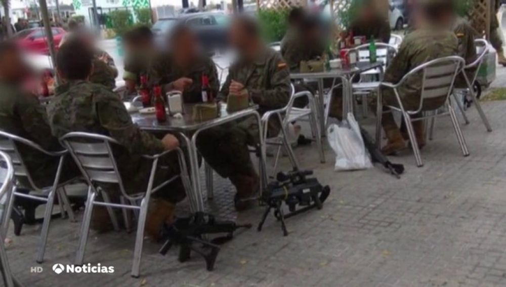 La fotografía de unos legionarios tomando cervezas con sus armas revoluciona las redes 