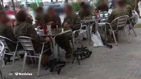 La fotografía de unos legionarios tomando cervezas con sus armas revoluciona las redes La fotografía de unos legionarios tomando cervezas con sus armas revoluciona las redes