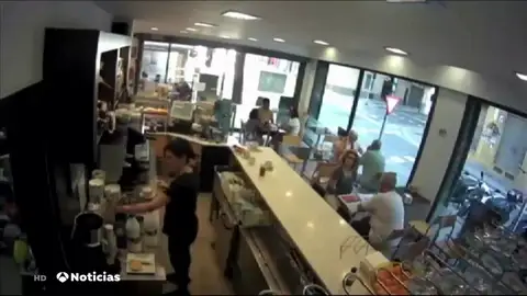Una avería en un semáforo de Badalona provoca cinco accidentes en un cruce Una avería en un semáforo de Badalona provoca cinco accidentes en un cruce