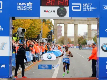 Kenenisa Bekele llega primero en la 46ª edición de la maratón de Berlín Kenenisa Bekele llega primero en la 46ª edición de la maratón de Berlín