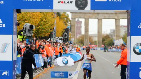 Kenenisa Bekele llega primero en la 46ª edición de la maratón de Berlín Kenenisa Bekele llega primero en la 46ª edición de la maratón de Berlín