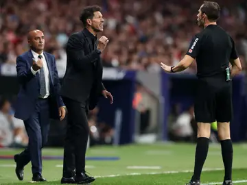 Simeone habla con el árbitro José Luis González Simeone habla con el árbitro José Luis González