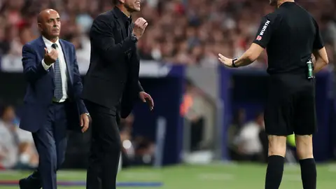 Simeone habla con el árbitro José Luis González Simeone habla con el árbitro José Luis González