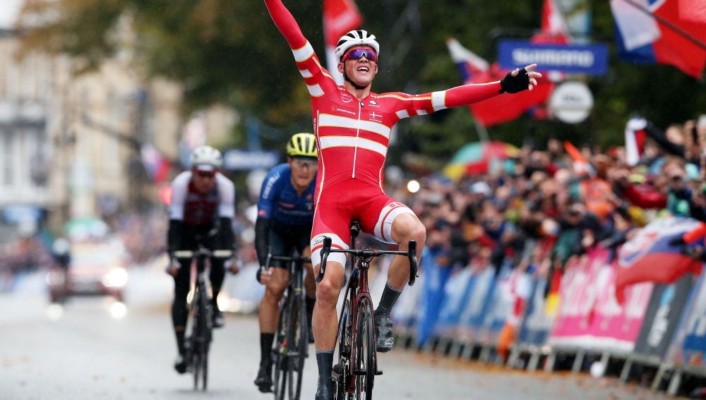 Mads Pedersen cruza primero la línea de meta en el Mundial 2019 de ciclismo