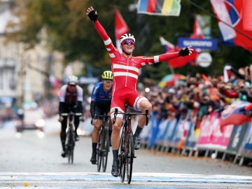 Mads Pedersen cruza primero la línea de meta en el Mundial 2019 de ciclismo