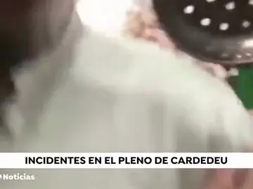 Los concejales independentistas acosan e increpan al único edil de Ciudadanos en Cardedeu, en Barcelona Los concejales independentistas acosan e increpan al único edil de Ciudadanos en Cardedeu, en Barcelona