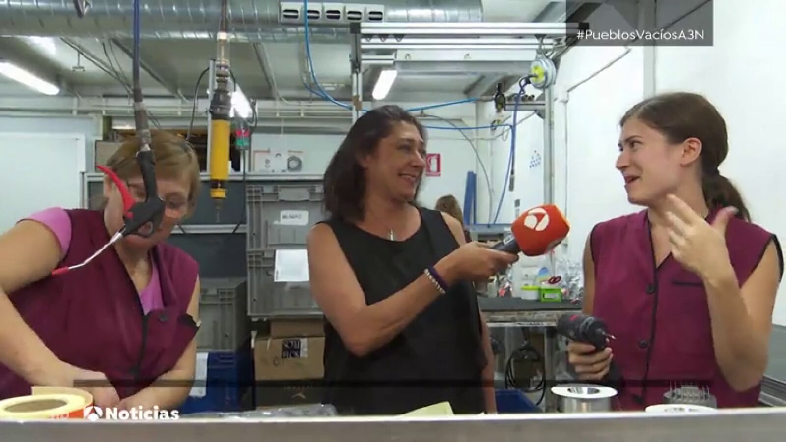 La luz de Villalpardo: 64 mujeres del pueblo de Cuenca fabrican los focos de las multinacionales de moda