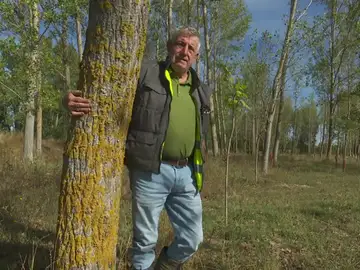 Un grupo de jubilados de Burgos se convierte en 'los guardianes del boque' Un grupo de jubilados de Burgos se convierte en 'los guardianes del boque'
