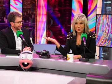 El cómico y cariñoso homenaje de Julia Otero y Pablo Motos a la radio en 'El Hormiguero 3.0' El cómico y cariñoso homenaje de Julia Otero y Pablo Motos a la radio en 'El Hormiguero 3.0'
