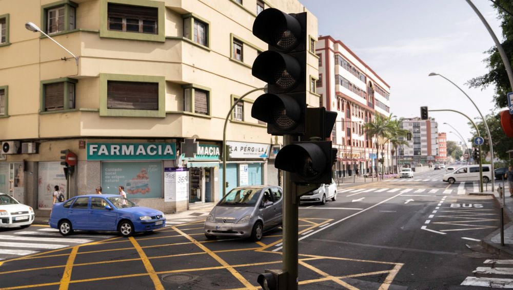 Un semáforo de Tenerife apagado