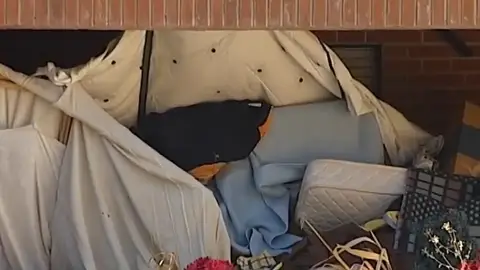 Una comunidad de vecinos llevan dos años denunciando la cantidad de basura que acumula un vecino en su vivienda Una comunidad de vecinos llevan dos años denunciando la cantidad de basura que acumula un vecino en su vivienda