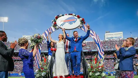 La boda de dos hinchas de los Bills La boda de dos hinchas de los Bills