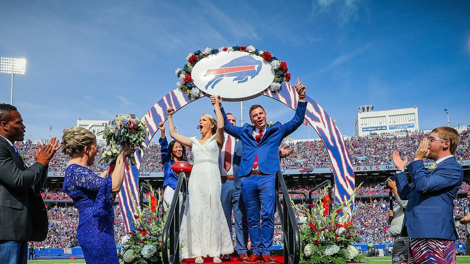 Se casan en el descanso del partido de los Bills contra los Patriots en la NFL