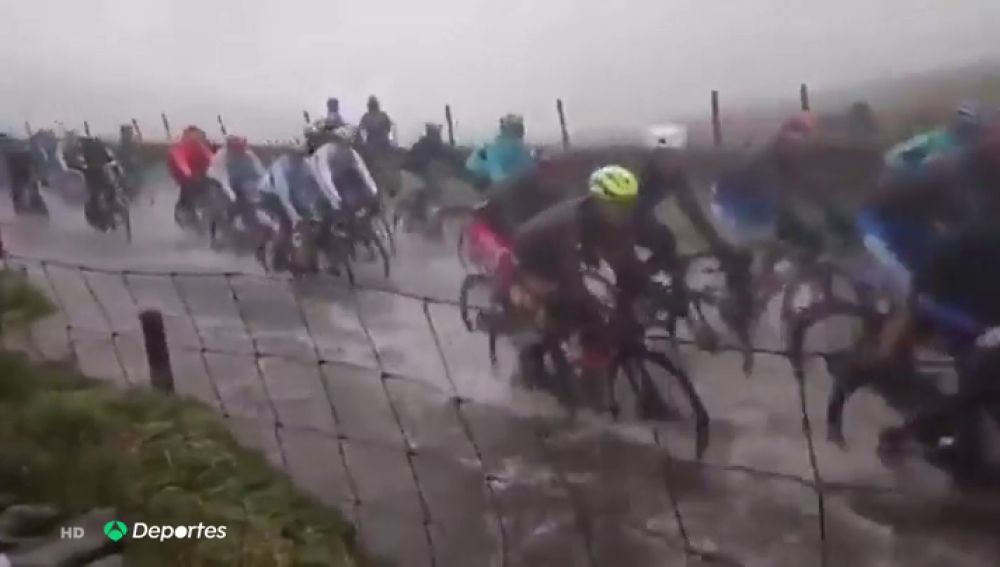 El calvario de los ciclistas en los Mundiales de Yorkshire por el diluvio y el frío ártico: "Yo iba totalmente congelado"