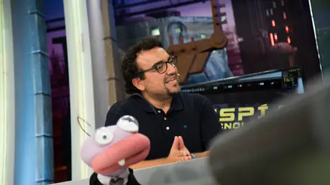 "Todo lo que tenga micrófono y se pueda conectar a Internet nos escucha", Suko analiza cómo espían los móviles en 'El Hormiguero 3.0' "Todo lo que tenga micrófono y se pueda conectar a Internet nos escucha", Suko analiza cómo espían los móviles en 'El Hormiguero 3.0'