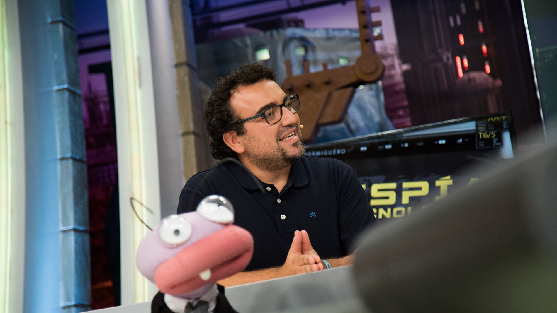 "Todo lo que tenga micrófono y se pueda conectar a Internet nos escucha", Suko analiza cómo espían los móviles en 'El Hormiguero 3.0'