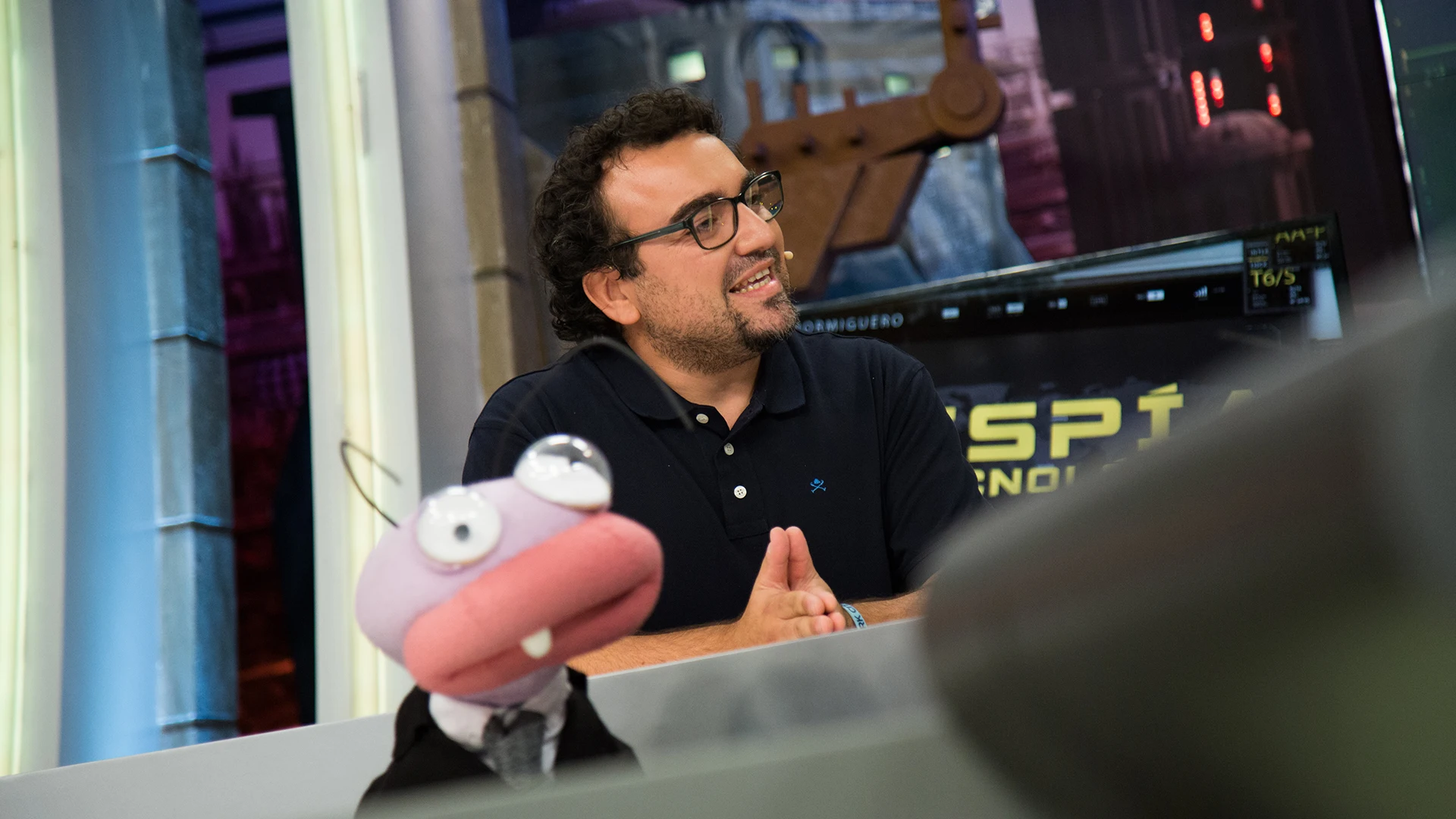 "Todo lo que tenga micrófono y se pueda conectar a Internet nos escucha", Suko analiza cómo espían los móviles en 'El Hormiguero 3.0'
