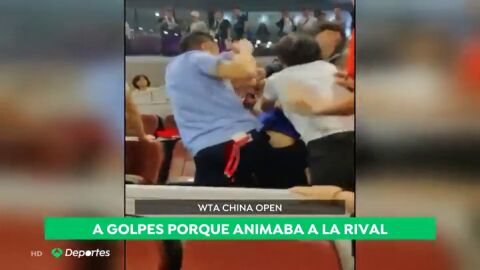 pu&ntilde;etazos y patadas en la grada durante un partido de tenis