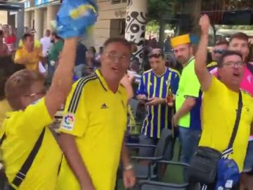 La afición del Cádiz se cachondea del jeque del Almería: "¡Hemos venido a por el Audi!"