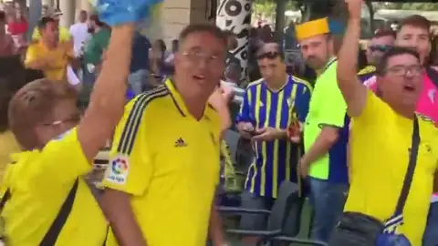 La afición del Cádiz se cachondea del jeque del Almería: "¡Hemos venido a por el Audi!" La afición del Cádiz se cachondea del jeque del Almería: "¡Hemos venido a por el Audi!"