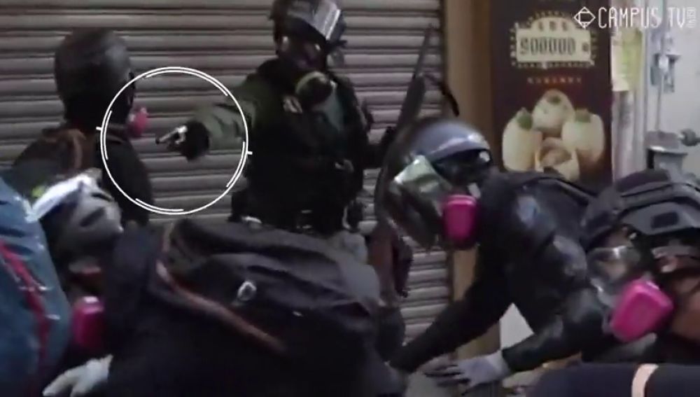 La policía dispara contra los manifestantes en Hong Kong