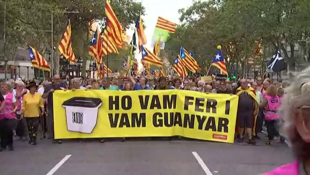 Manifestantes independentistas recorren Barcelona proclamando "libertad presos políticos" e "independencia"