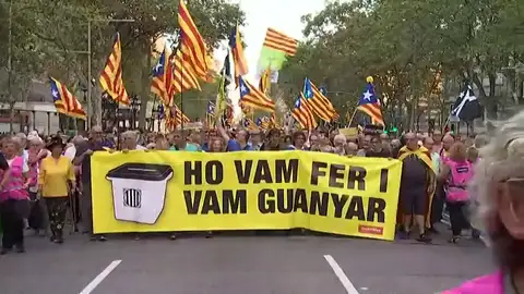 Manifestantes independentistas recorren Barcelona proclamando "libertad presos políticos" e "independencia" Manifestantes independentistas recorren Barcelona proclamando "libertad presos políticos" e "independencia"