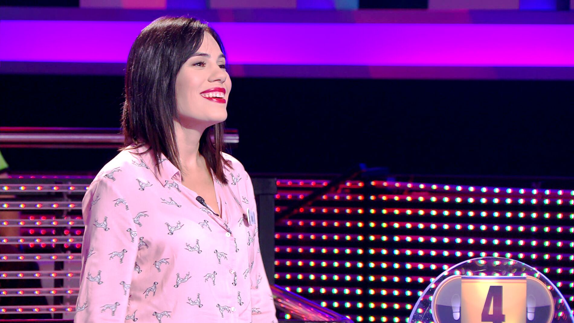 Una concursante de '¡Ahora caigo!' sorprende a Arturo Valls por dar toque Camela a las canciones