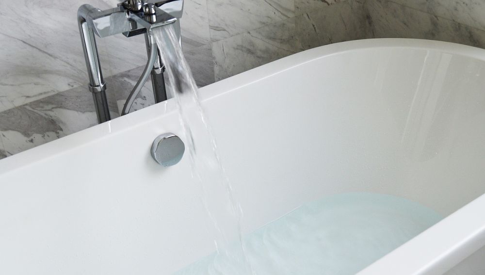 Una bañera con agua