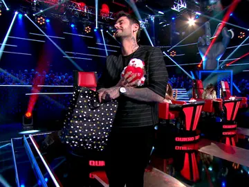 Melendi recibe el cariño del público tras su demostración de baile en ‘La Voz Kids’ Melendi recibe el cariño del público tras su demostración de baile en ‘La Voz Kids’