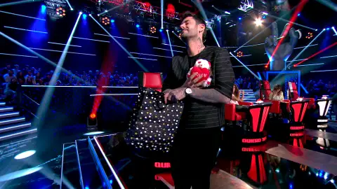 Melendi recibe el cariño del público tras su demostración de baile en ‘La Voz Kids’ Melendi recibe el cariño del público tras su demostración de baile en ‘La Voz Kids’